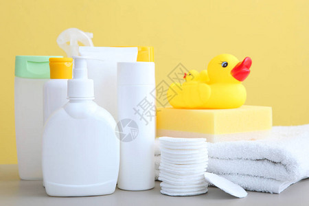 桌上的婴儿护理产品用于护肤沐浴的日常图片