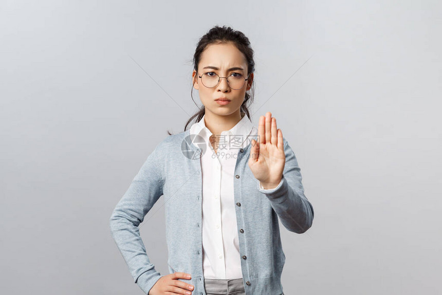 人情感和生活方式概念叫你停下来相貌严肃的年轻严格的亚洲女教师教师或员工举手反对反对和警告禁止行动图片