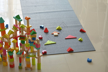 儿童在家中学习创造力的几何方位玩具在家图片
