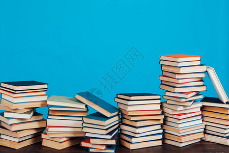 在图书馆以蓝背景教学的众多书籍图片