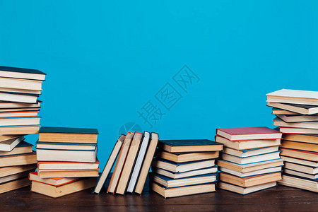在图书馆以蓝背景教学的众多书籍背景图片