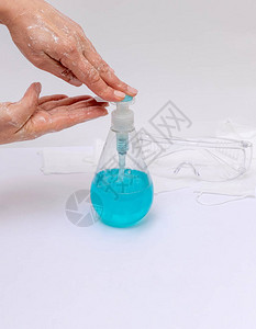 妇女用凝胶或抗菌肥皂洗手图片