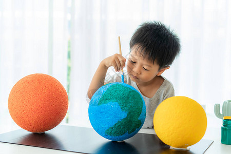 亚洲学龄前男孩画月亮在家学习太阳系在家上图片