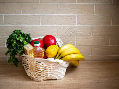 携带货物和食品的购物袋由于冠状感染而在隔离时间提供邻里帮助的概念图片