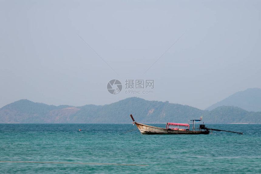 小渔船从泰国湾的柯兰岛海岸起航捕鱼图片