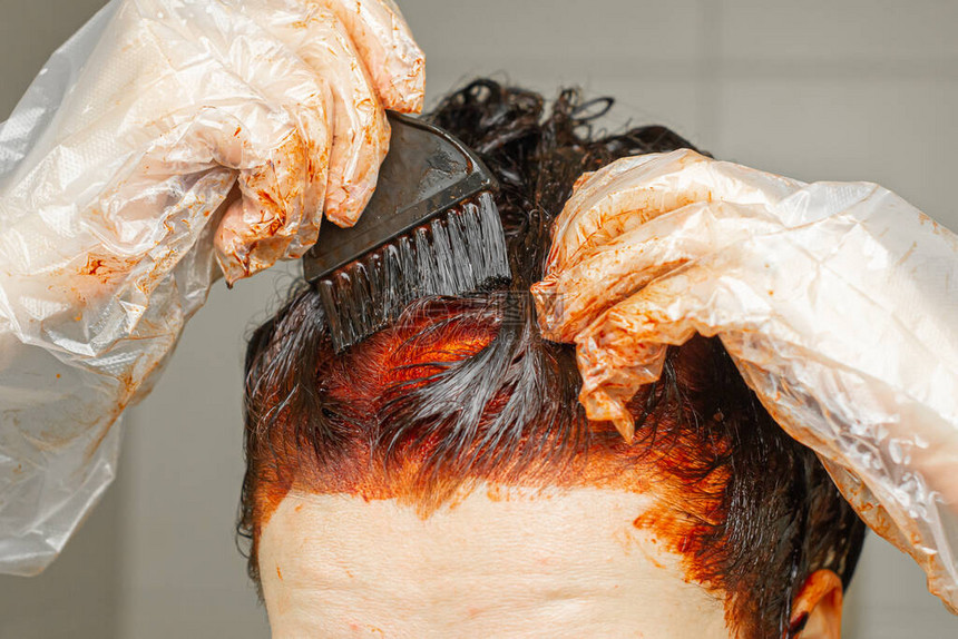 用刷子染红发过程图片