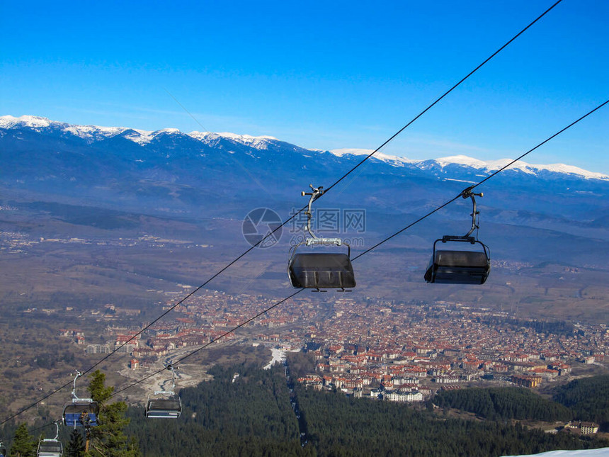 在山中的欧洲大城市上空缆车的美景图片