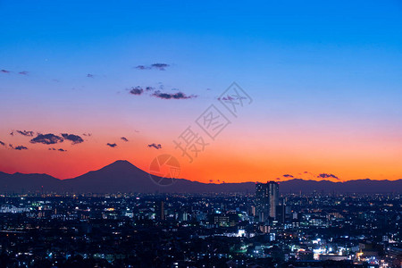 富士山在周光和晚上的城市图片