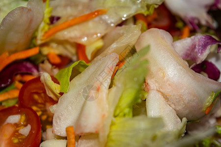 蔬菜沙拉切西红柿洋葱生菜胡萝卜和甜菜特写健康食品和健身饮食图片