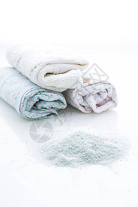 洗衣洗衣粉与白色背景图片