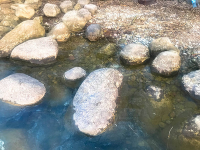 巨大的圆形天然宝石在水海湖河中的碎石图片