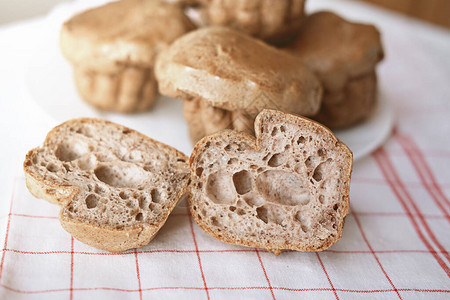 酮面包美味的花生酱酮面包自制面包配鸡蛋洋车前子壳和黄油低碳水化合物和生酮饮食图片