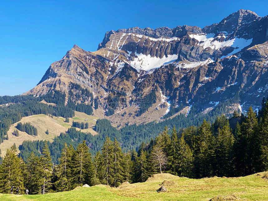 阿尔卑斯山峰KlimsenhornEsel和Tomlishorn在山地块皮拉图斯或皮拉图斯山图片