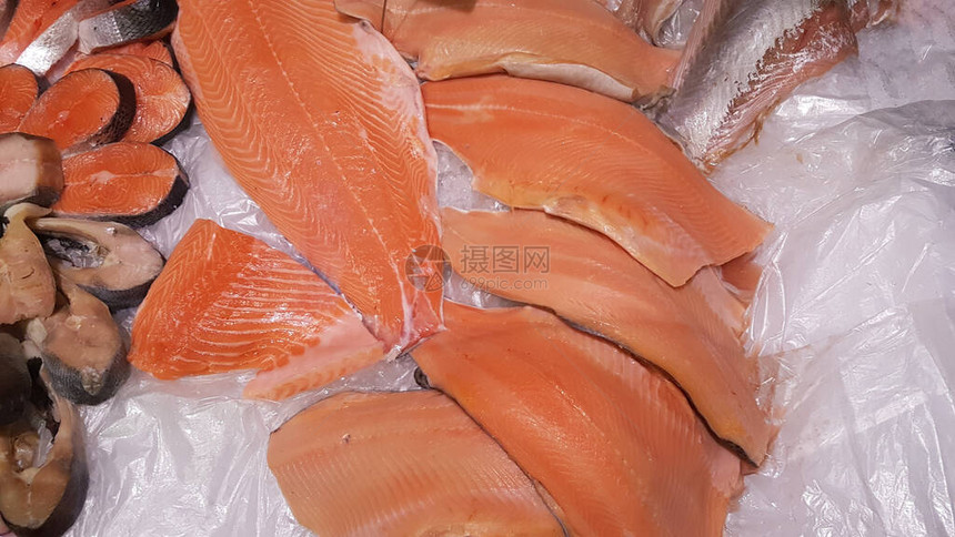 鱼市的新鲜鲑鱼冰中的健康的海鲜图片