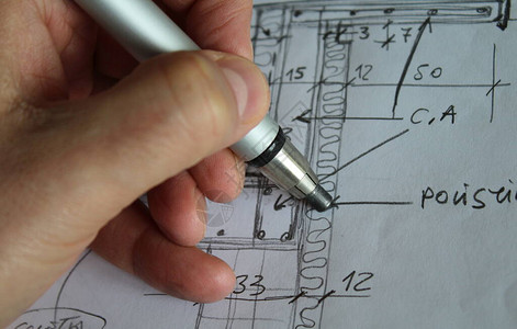 建筑师用他的铅笔徒手设计图片