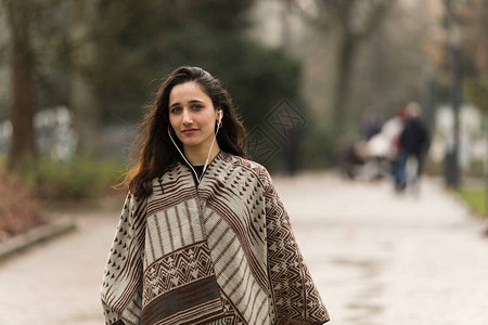秋季焕肤年轻印度女身穿便衣在公园路上背景