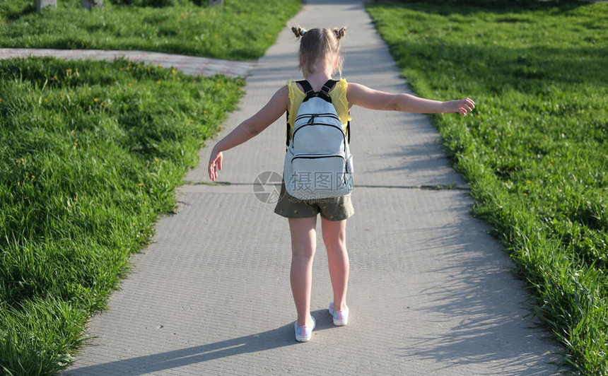 可爱的小女孩去上学了金发女孩带着书包和太空包毛发回学校图片