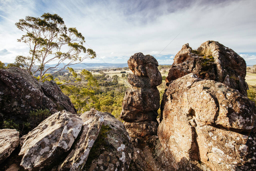 悬岩的热门旅游景点澳大利亚维多利亚州马其顿山脉顶上图片