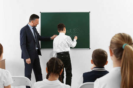 男老师在课堂上讲课图片