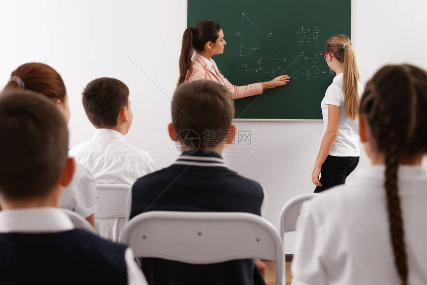 女教师在课堂上课图片