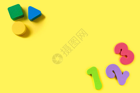 黄色背景的多彩字母ABC和几何图图片