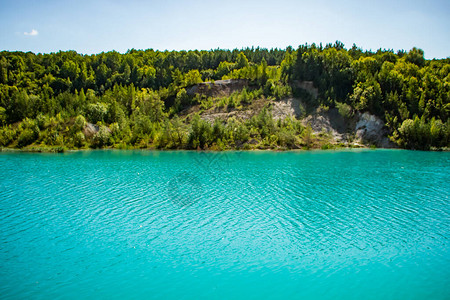 美丽的风景一个有着异常明亮绿松石水的山湖绿树图片