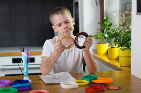 使用3D笔的孩子快乐男孩选择使用ABS塑料的颜色创意爱好科技休闲教育理念背景图片