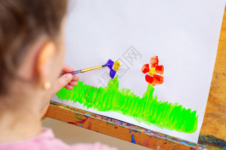孩子的手在白纸上画鲜花图片
