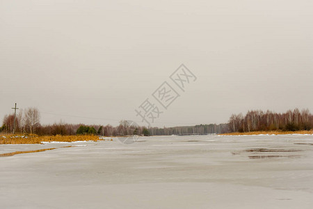 冬天湖面结冰图片