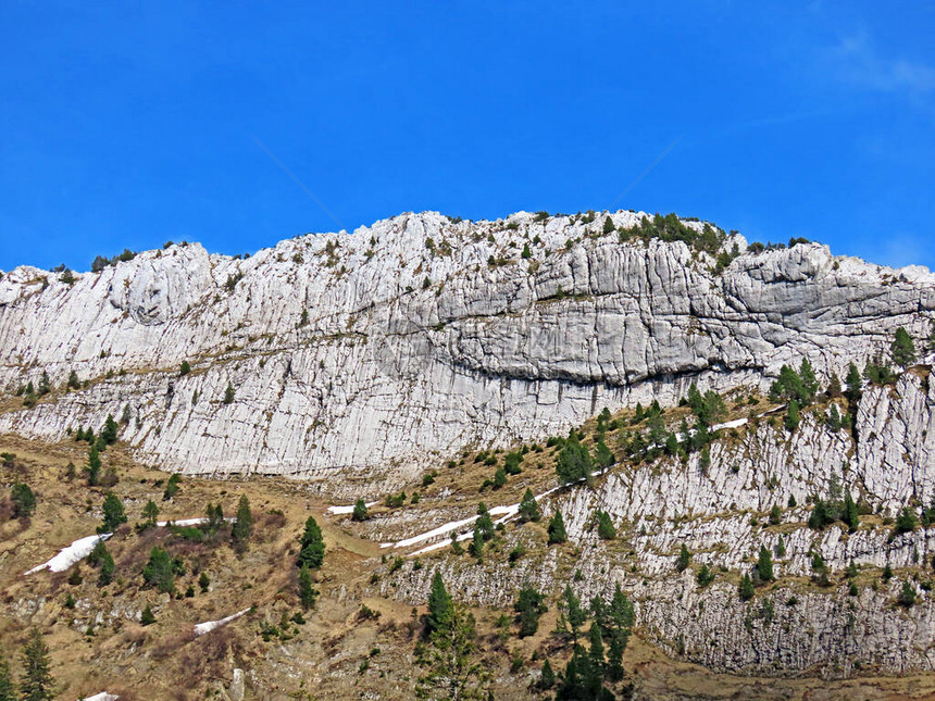 瑞士皮拉图斯山脉和埃门塔尔阿卑斯山的Ruessiflue高山峰图片