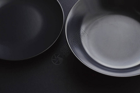 黑色背景的空板节日晚餐的优质餐具最起码设计和饮食概念图片