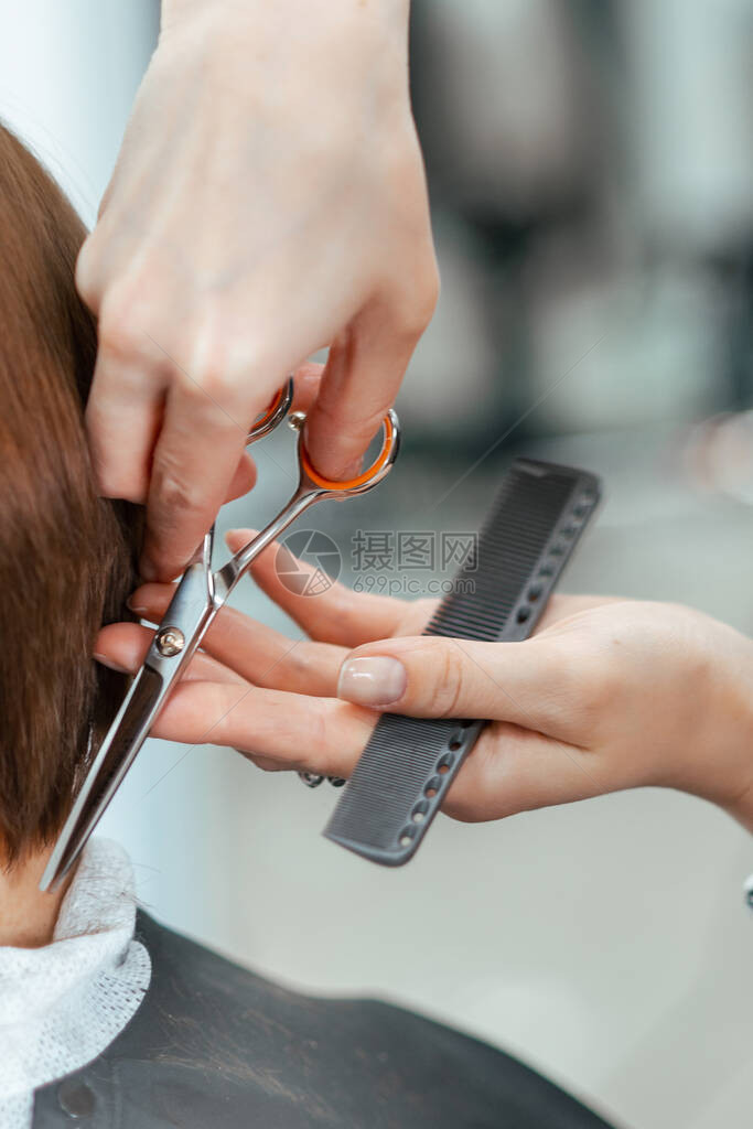 理发师的作品理发师在美容院剪裁女人图片