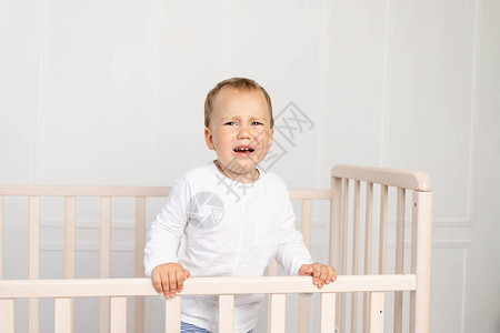 一个2岁的小男孩在婴儿床哭泣父母不接图片