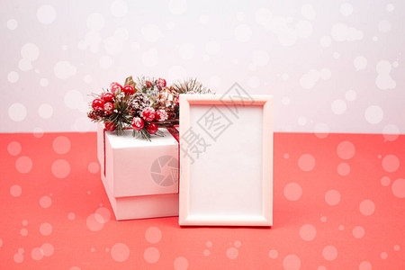 圣诞节或冬季组成框架和礼品盒圣诞节装饰圣诞花环红色背景圣诞节图片