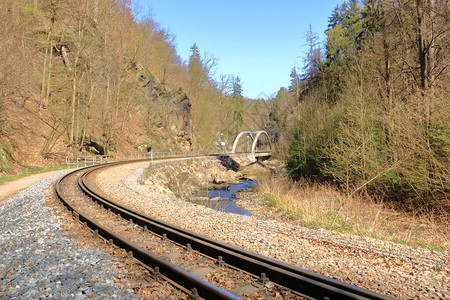 一座小的老生锈的钢火车栈桥图片