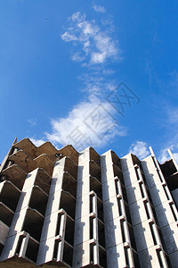 蓝天背景下的废弃建筑图片