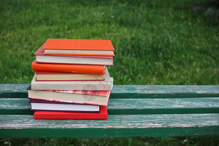 学校公园长椅上的一摞书图片