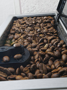咖啡豆和咖啡研磨机在烤箱里烤饼干烤咖啡豆杯子里的咖啡豆木桌上的咖啡豆带咖啡豆的咖啡研背景图片
