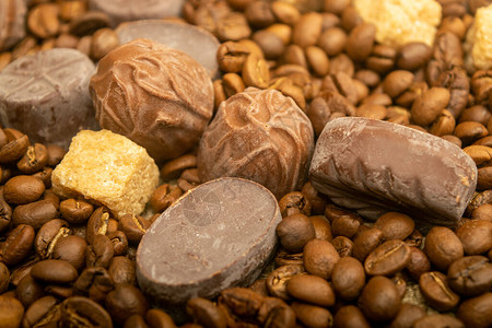 巧克力咖啡豆和一大块棕色甘蔗糖关图片