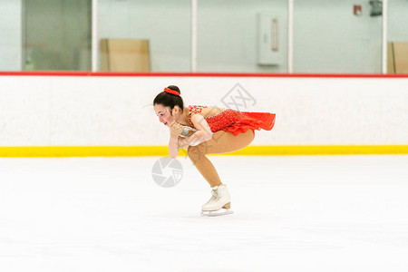 十几岁的女孩在室内溜冰场上练习花样滑冰图片