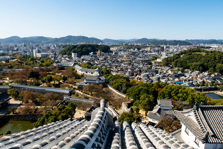 从姬路城堡顶部俯瞰姬路市和秋季防御工事的景观日景图片