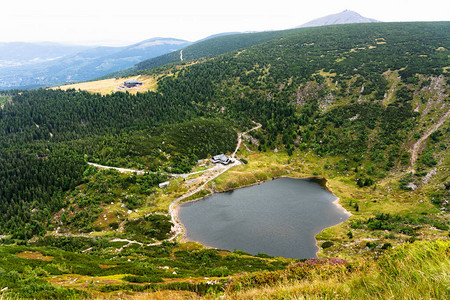 波兰下西里亚地区Karkonosze山脉公园的山区湖图片