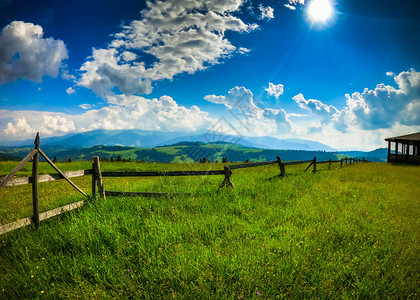 延时视频夏月风景与喀尔巴阡山脉博尔扎背景