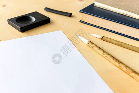 日本传统写作笔刷在桌边背景面有软焦点图片