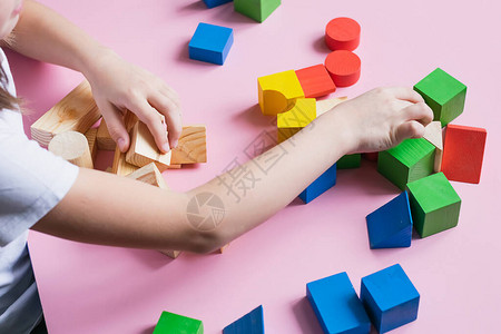 小孩玩组装与木立方体构造函数儿童学习的教育理念儿童玩具图片