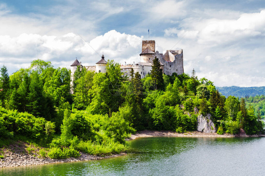 中世纪城堡看到阳光明媚的湖日波兰涅季图片