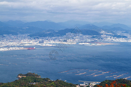 从山上看到的宫岛全景宫岛及其严岛神社是日本广岛附近的热图片