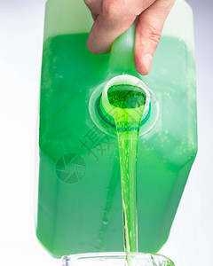塑料瓶中的液体肥皂用手倾倒图片