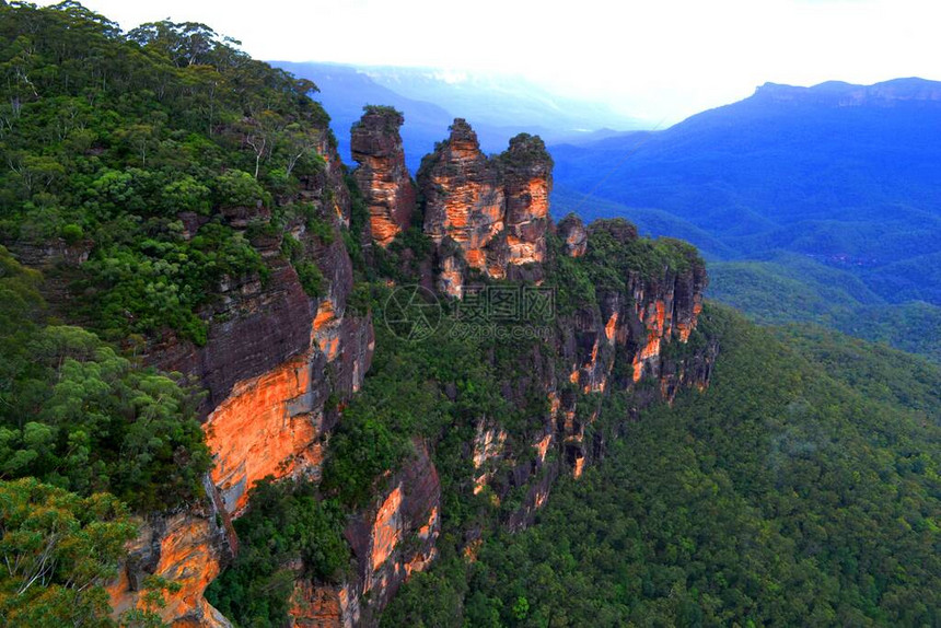 三姐妹会是澳大利亚新南威尔士蓝山Jamison河谷北深处的一块异乎寻常的岩层图片