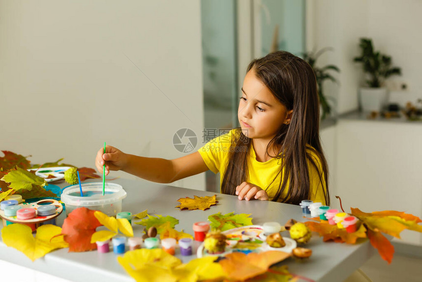 小女孩用水粉画秋天的黄叶图片